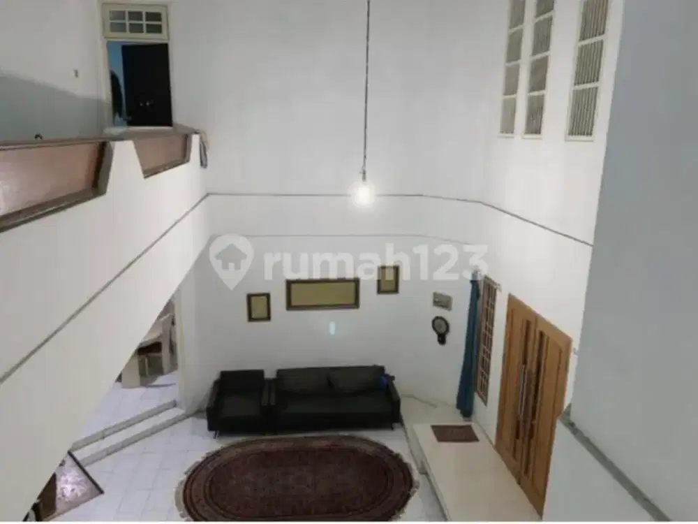 Rumah Bagus Area Komersil Hadap Jalan Raya di Meruya, Jakarta Barat