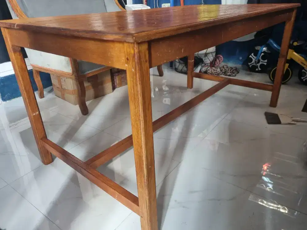 Meja makan kayu