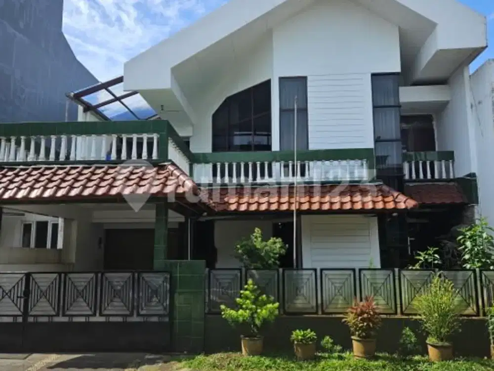 Rumah Cantik Nyaman dan Strategis di Kawasan Elite Intercon - Jakarta Barat