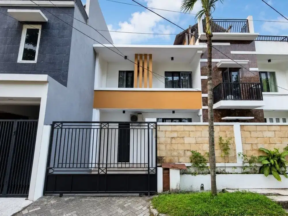 Rumah Babatan Pratama wiyung Surabaya Barat Depan Taman Row 2 mobil