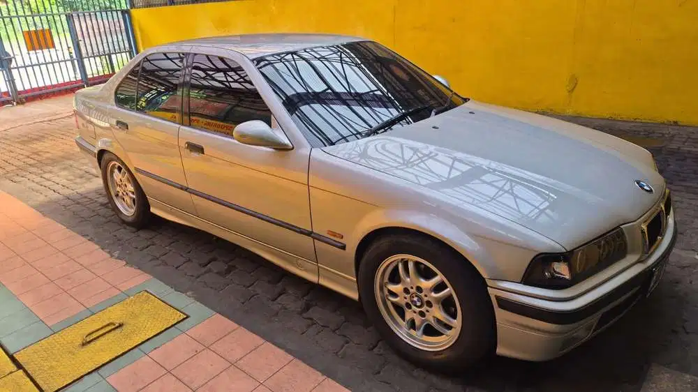 BMW 323i 1997 Bensin