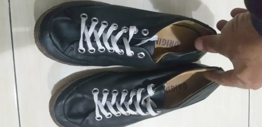 Sepatu merek CLARKS ORGINAL SIZE size 38