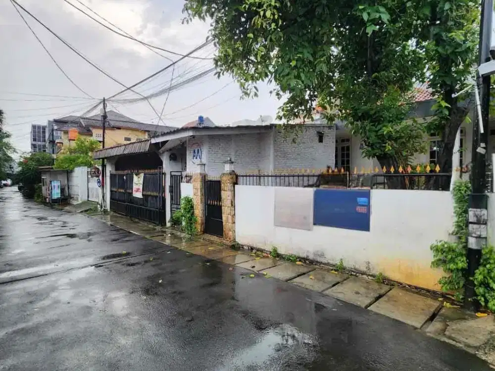 Rumah Siap Huni dengan halaman yang luas  Berlokasi Strategis di Kebayoran Baru Jaksel