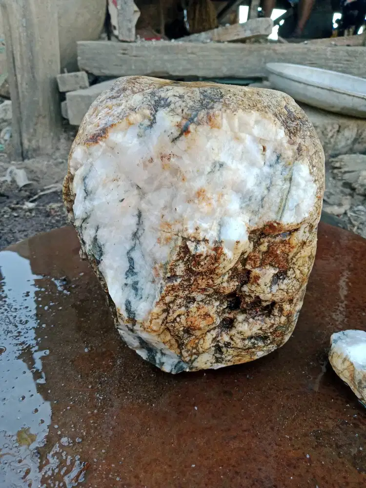 Bongkahan batu kurusia crystal