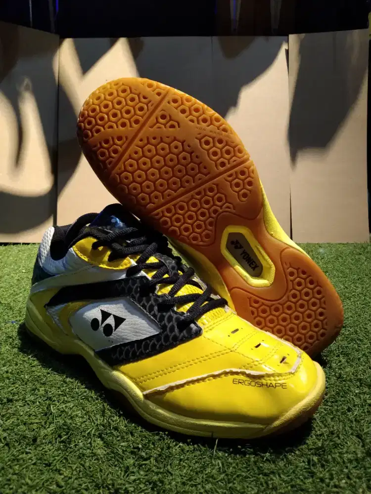 Sepatu badminton yonex