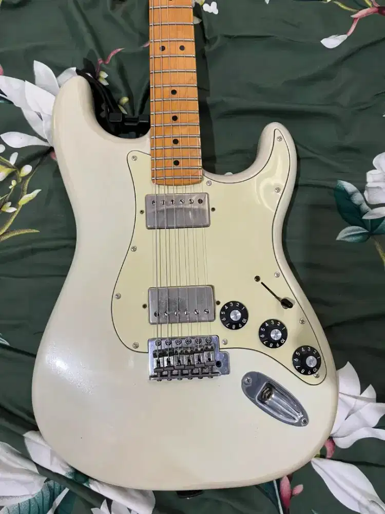 Gitar Fender stratocaster HH Blacktop 2011 second murah