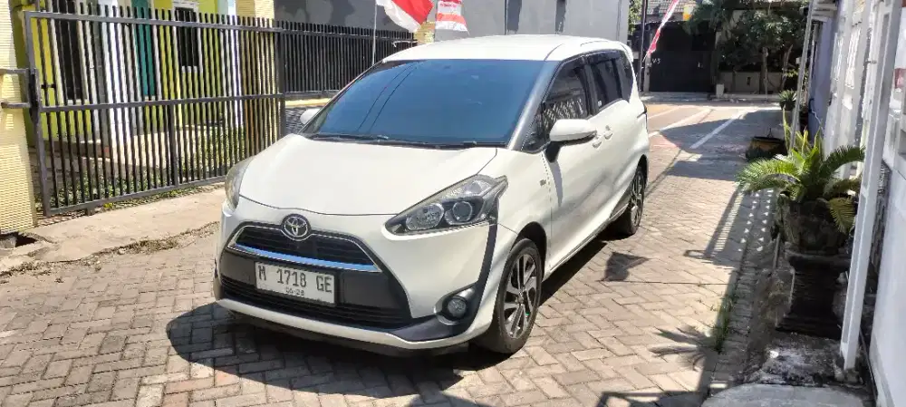 Toyota Sienta V CVT 1.5 Putih Tahun 2017