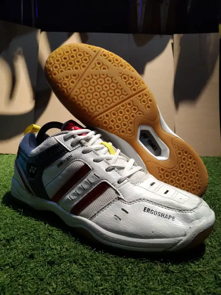 Sepatu badminton yonex white