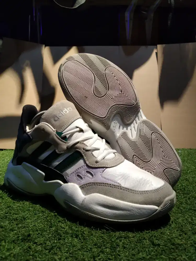 Sepatu adidas sport gym or tennis