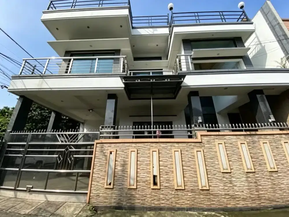 Rumah Baru Belum Pernah Dihuni! 3 Lantai di Pondok Gede | Posisi Hook | Dekat Tol