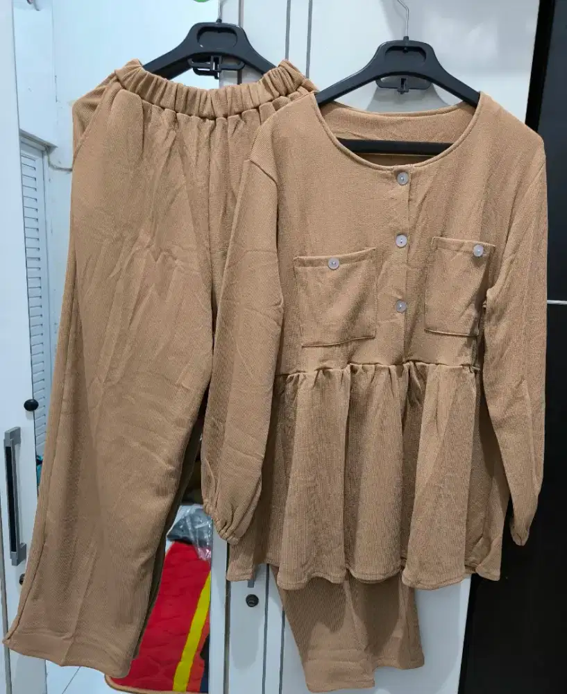 Setelan celana knit wanita