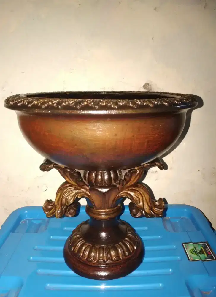 Barang antik/wadah/piala bahan kayu