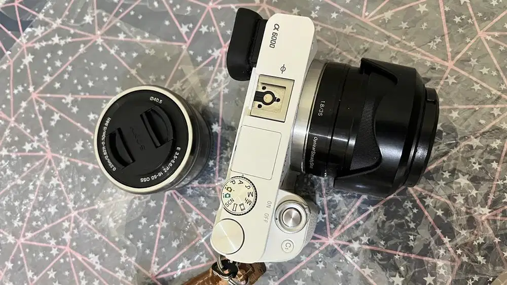 Sony A6000 lensa Fix 35mm F 1.8 + Lensa Kit