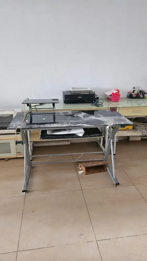 Meja kerja top table kaca tampered