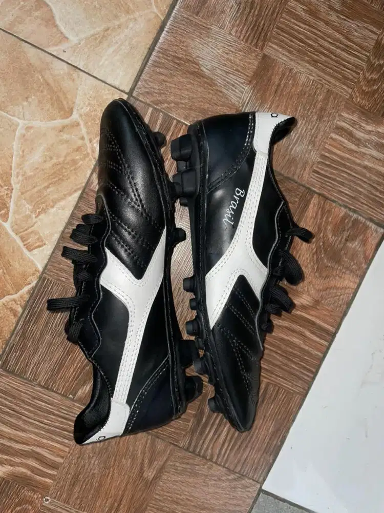 Sepatu Bola Diadora Lokal Baru