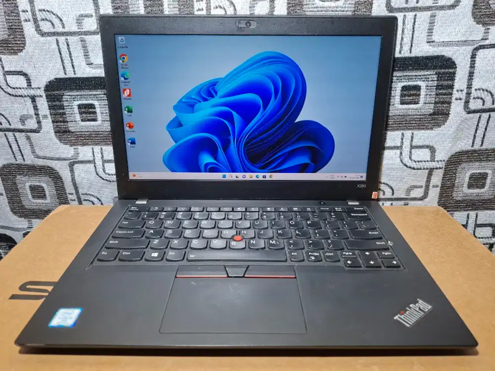 Laptop Lenovo Thinkpad X280 Core i5 ram 8 touchscreen keyboard nyala
