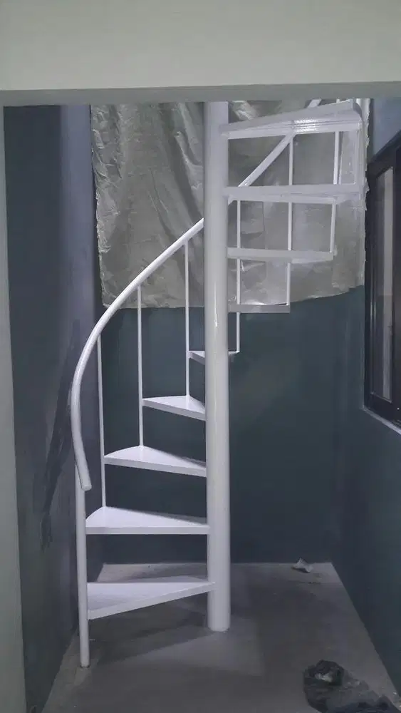 tangga besi bekas