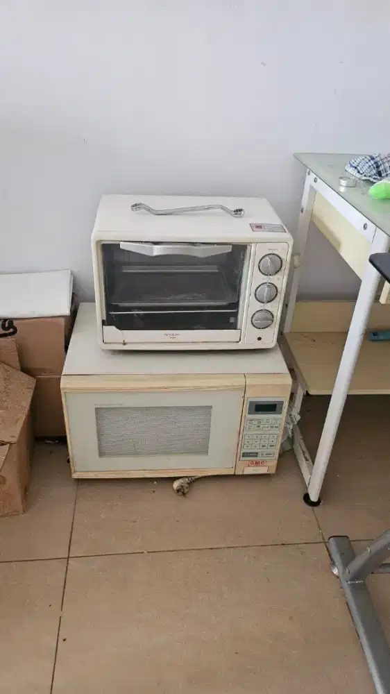 Oven dan microwave masih bagus.