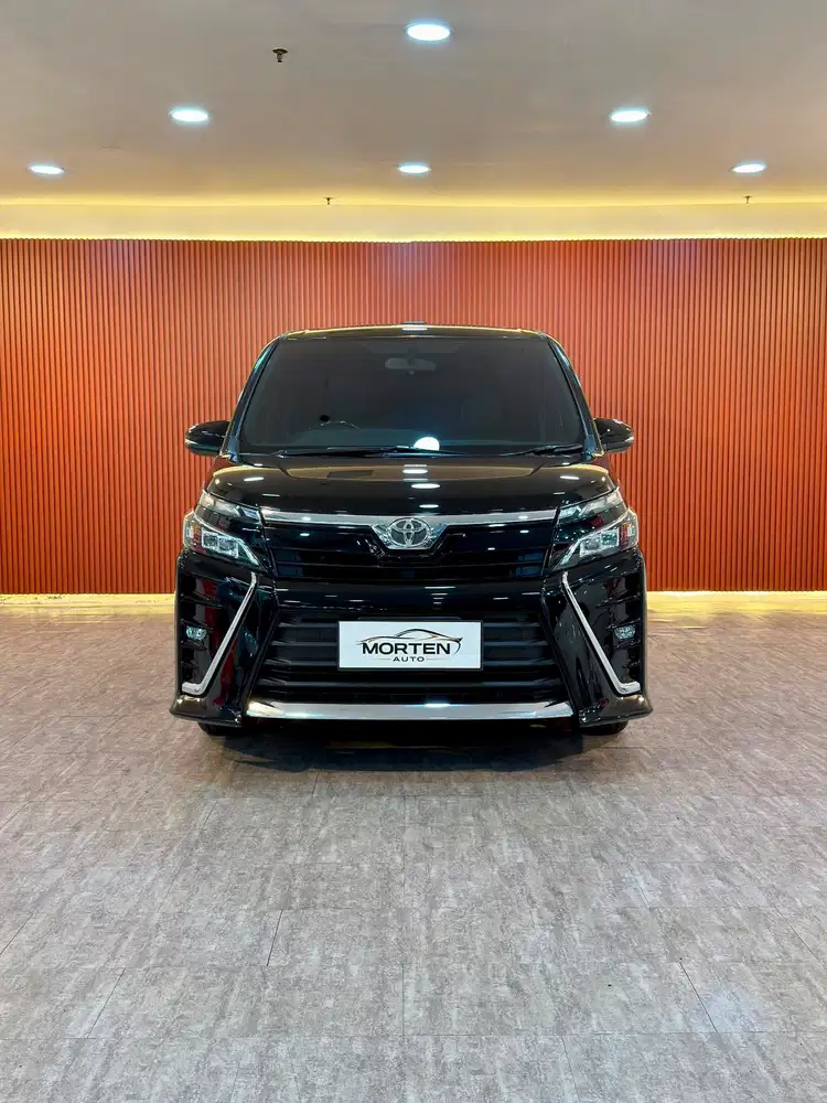 Toyota Voxy 2.0 AT CVT