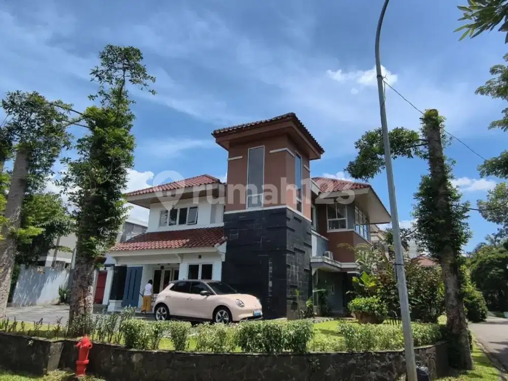 Rumah Hoek di Taman Giri Loka Bsd City, bisa Parkir 7 Mobil