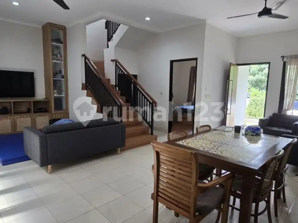 Rumah Tidak Nempel Tetangga di Kencana Loka BSD City