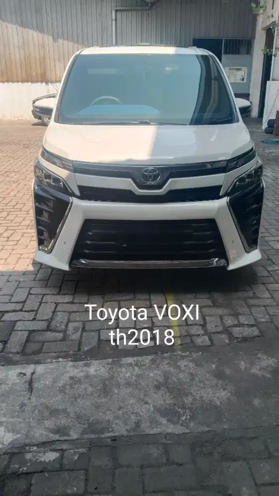 Toyota voxy 2.0 AT 2018