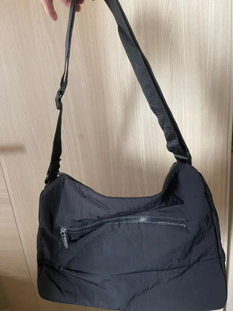 Tas hitam alo wanita