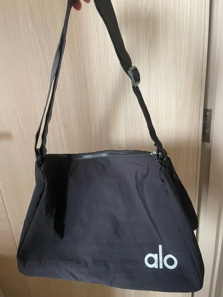 Tas hitam alo wanita