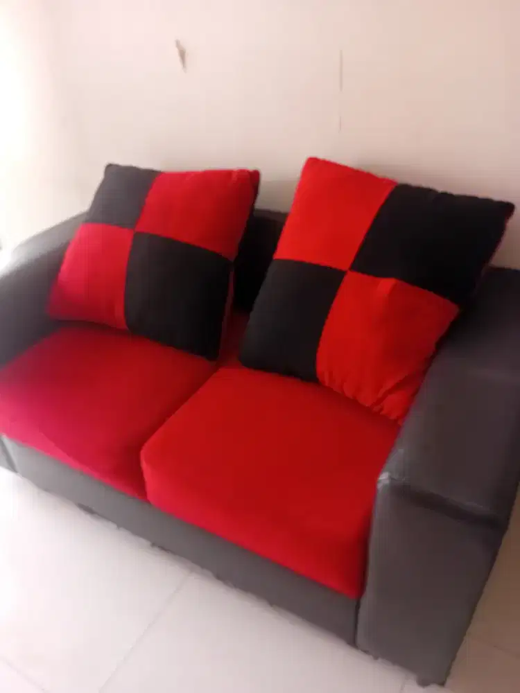 Sofa merah minimalis