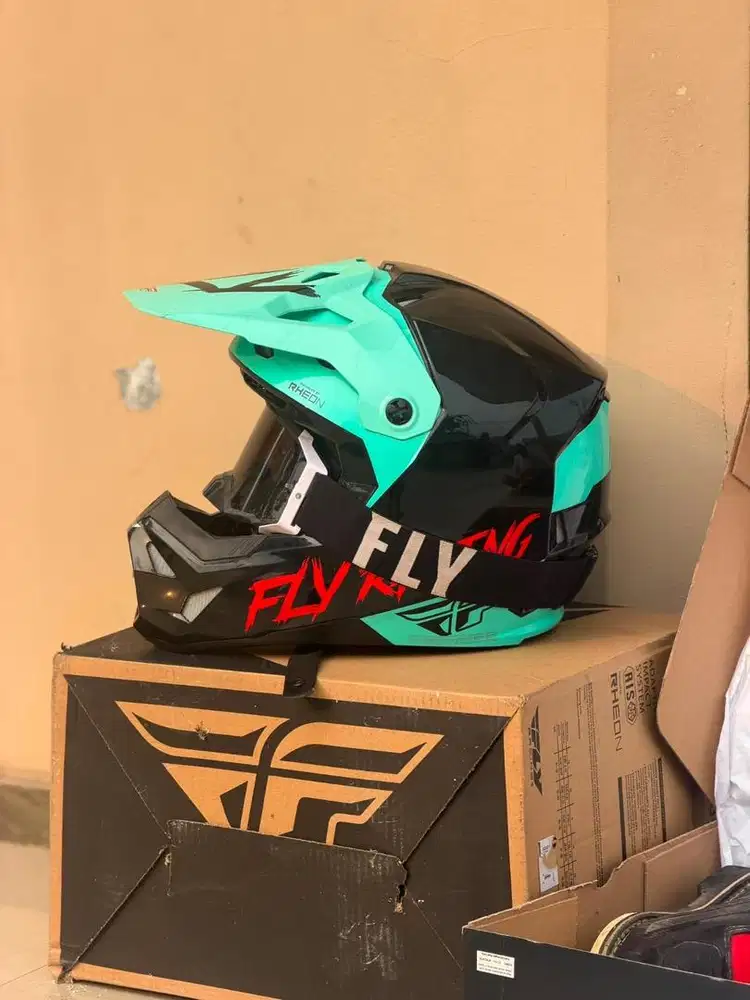 Helm trail & kacamata google merk racing fly