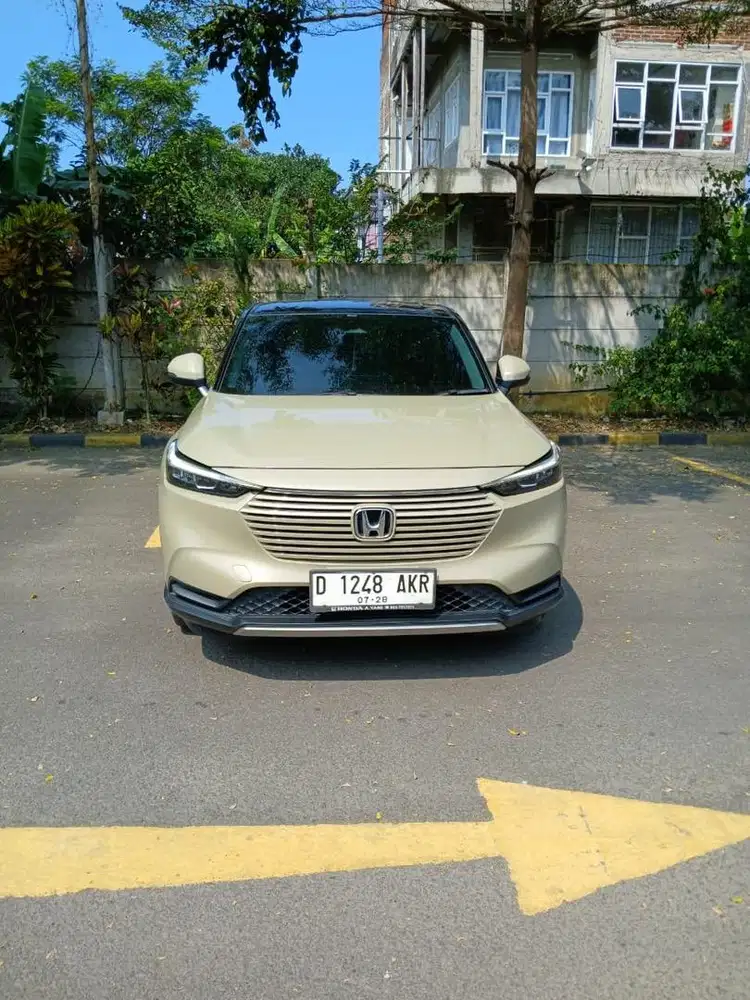 Di jual hrv 2023CVT type E sand khali pearl two tone