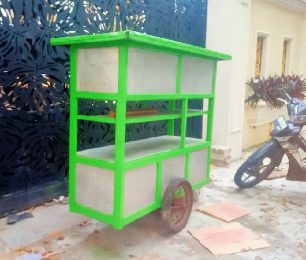 Gerobak cat baru, kokoh bekas nasi uduk
