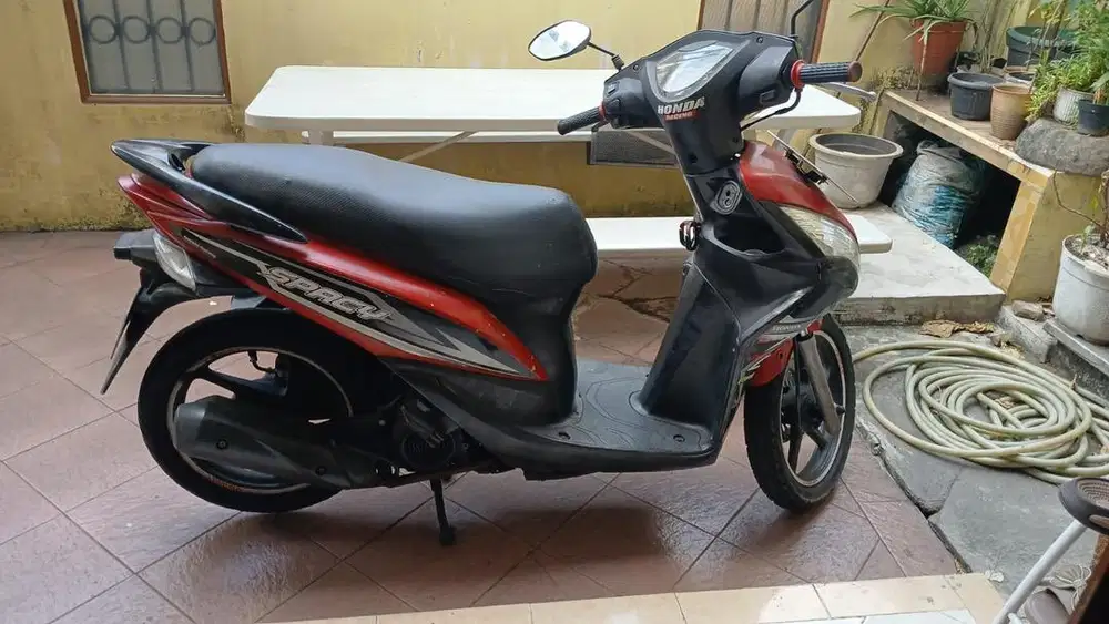 Motor Spacy 2011 merah hitam jual apa adanya