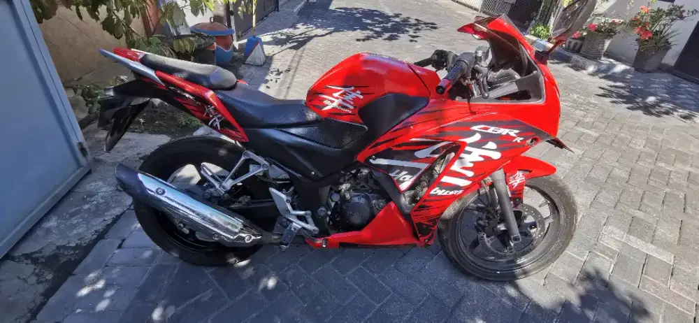 Honda CBR 150 R tahun 2015 merah merona