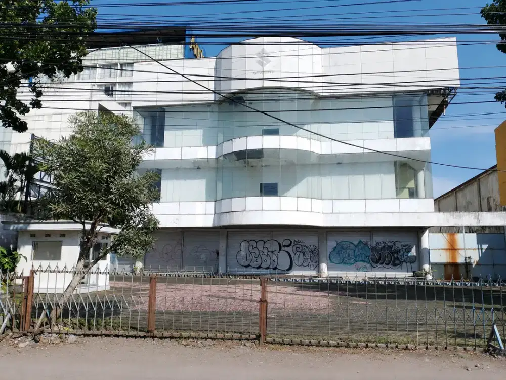 Bangunan Komersial 3 Lantai di Jalan Utama Letjen S. Parman Malang. MLG00075