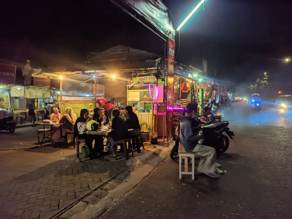 Asisten penjaga outlet