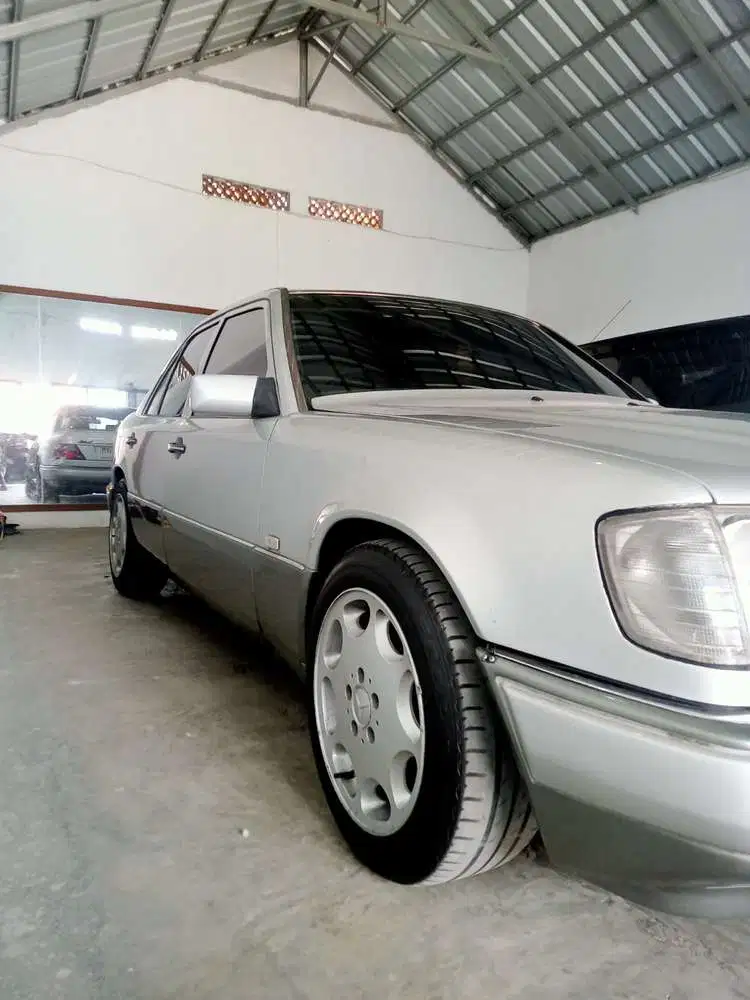 Mercedes-Benz E320 1990 Bensin