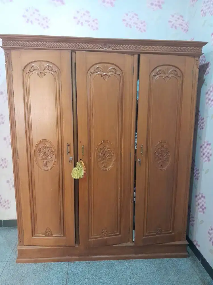 LEMARI KAYU JATI 3 PINTU