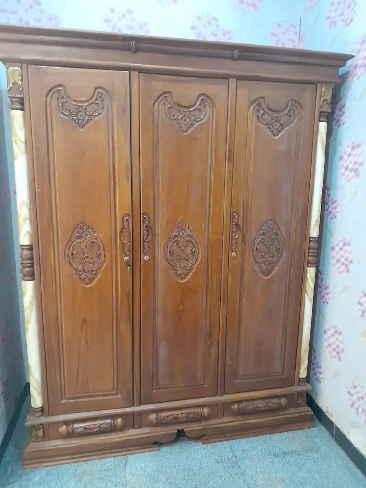 LEMARI KAYU JATI 3 PINTU