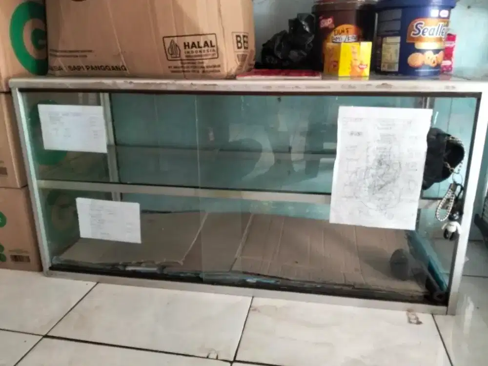 Dijual murah etalase 2 rak, masih bagus ada tutup nya