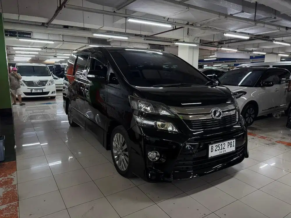 Toyta vellfire Z 2.4 matic tahun 2013 golden eyes