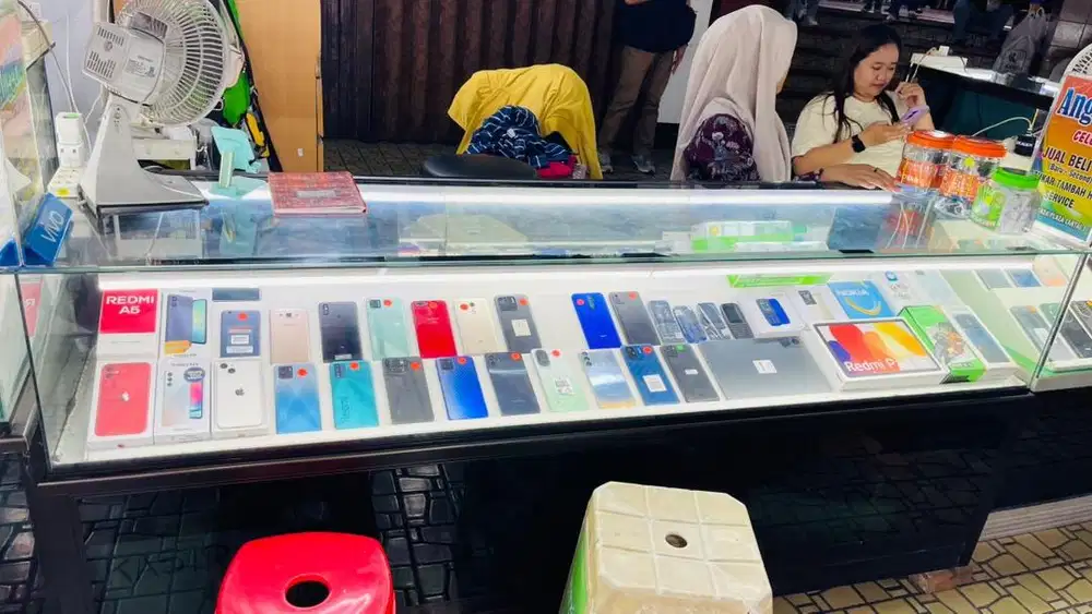 Etalase untuk konter hp