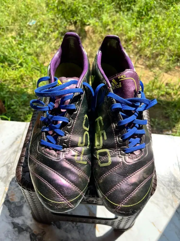 sepatu bola adidas
