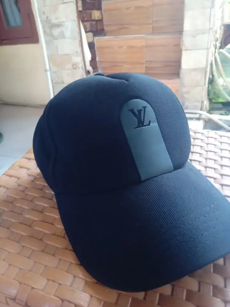 Topi LV Hitam Gress