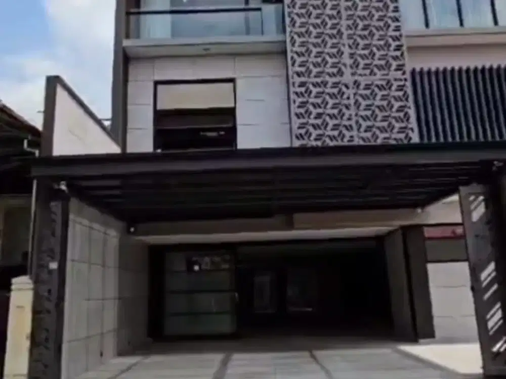 Rumah Mewah Full Furnished dengan Kolam Renang di Istana Dieng Malang. Dekat Universitas Brawijaya, UM, MATOS, Cyber Mall, Rumah Sakit.MLG00081