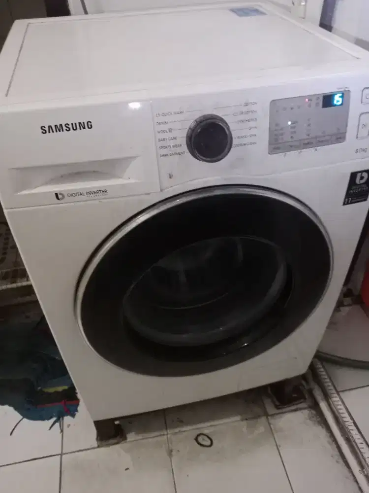 Sebuah mesin cuci merk samsung  8 kg Digital inverter