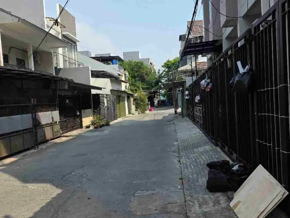 Rumah baru hoek Taman Ratu Jak bar