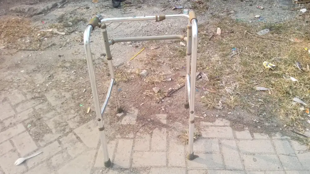 Di jual tongkat kaki 4 lipat