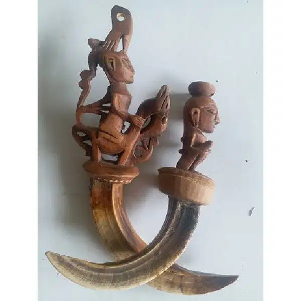 2 biji Antik kalung primitif suku di tanah toraja