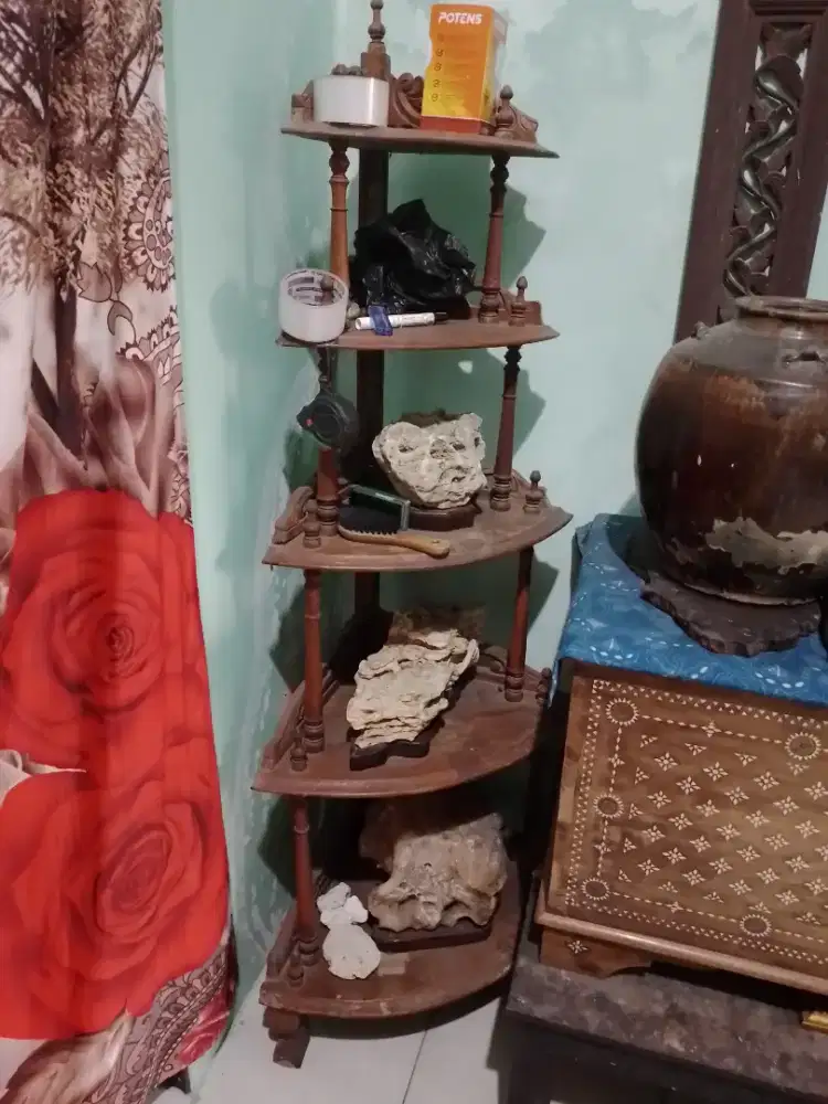 Rak pojok antik jati tua